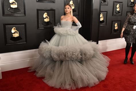 Ariana Grandes Grammys 2020 Wardrobe Malfunction Shows。